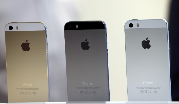 alem-das-tres-cores-o-iphone-5s-sera-vendido-em-tres-modelos-16-gb-us-199-cerca-de-r-455-32-gb-us-299-aproximadamente-r-683-e-64-gb-us-399-cerca-de-r-912-tambem-com-contrato-de-dois-1378844072696_1920x1080