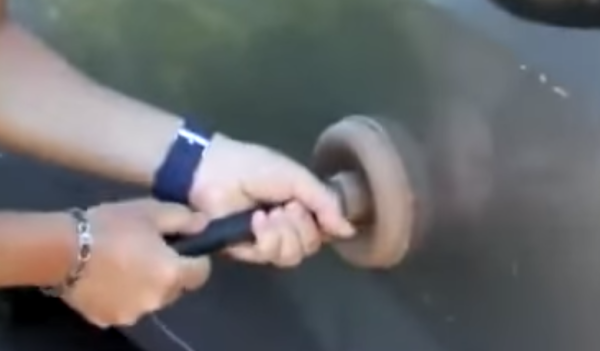 Aprenda a desamassar o seu carro em casa Aprenda a desamassar o seu carro em casa