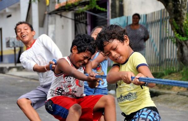 MANAUS, AM, 09/04/2011 - Crianças participando do ‘Brincando na Rua’, projeto social realizadopela Prefeitura de Manaus – por meio da Secretaria Municipal de Desporto e Lazer (Semdej) e em parceria com o Centro Universitário Nilton Lins. Realizado na Rua Marrocos, no Parque das Nações. FOTOS: ANTONIO LIMA/SEMDEJ