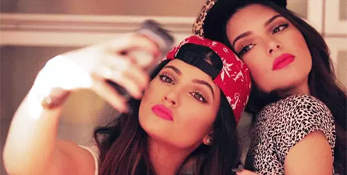 kendall-and-kylie-jenner-selfie-gif