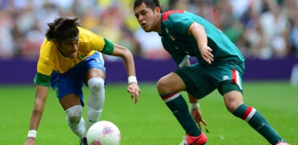 neymar-tenta-passar-por-defensor-mexicano-em-final-dos-jogos-olimpicos-1344696723847_615x300