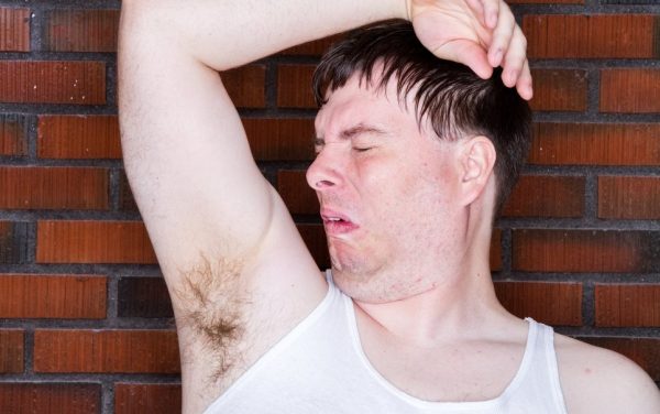 homem-cheirando-sovaco