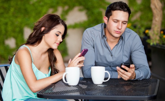5 coisas que o seu amor esconde no celular sem você saber