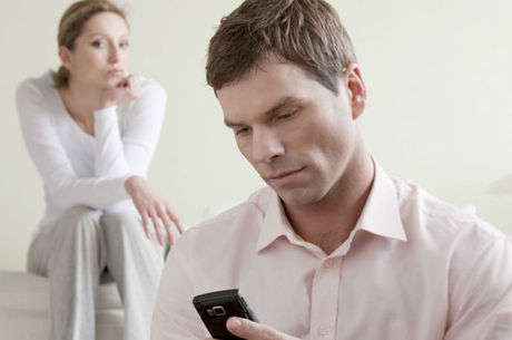 5 coisas que o seu amor esconde no celular sem você saber