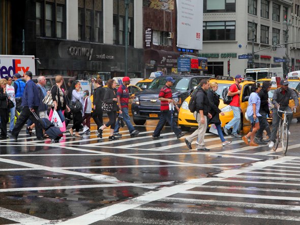 busy-street-crossing-sep-2011-dng-IMG_2340