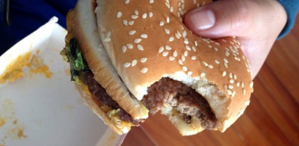 lanche-mordido-do-mcdonalds-e-vendido-a-cliente-1445378827582_615x300