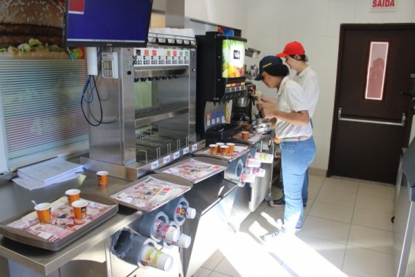 mc-donalds-e-oficialmente-inaugurado-1022353
