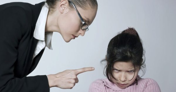 mulher-repreende-crianca-apontando-dedo-1337210071207_956x500