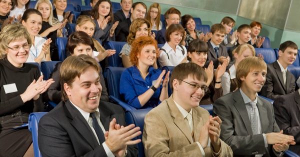 convencao-plateia-palmas-pessoas-aplaudindo-negocios-1394730036605_956x500