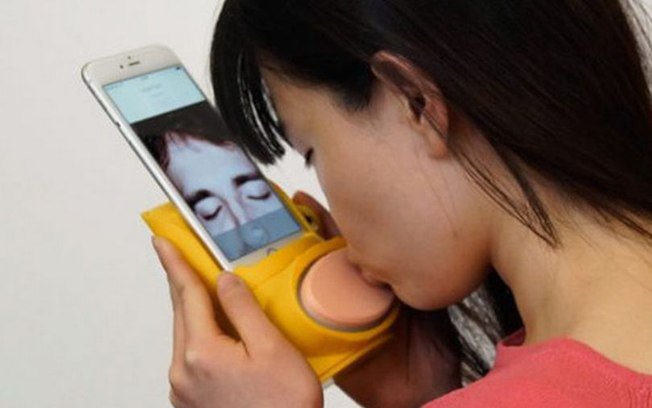 Conheça o gadget de beijar pessoas a distância Conheça o gadget de beijar pessoas a distância