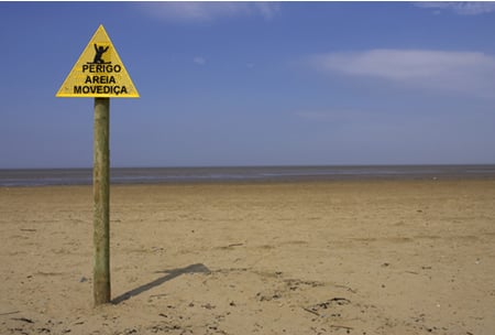 Caiu na areia movediça, quase foram os dois 