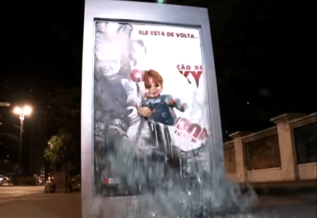 Boneco Chucky aterroriza ponto de ônibus em São Paulo