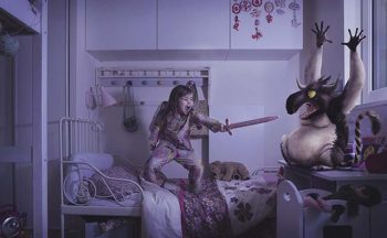 Crianças espantam seus monstros em projeto fotográfico