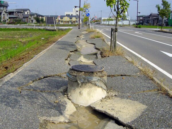 Chuetsu_earthquake-earthquake_liquefaction1