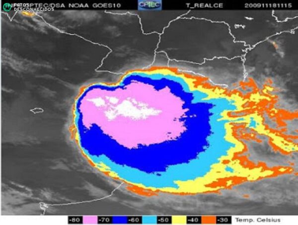 A imagem acima mostra o formato de um poderoso CCM que se formou na madrugada do dia 18 de novembro de 2009 sobre a Bacia do Chaco e que em seguida provocou tormentas severas em parte do Sul do Brasil e até tornados.
