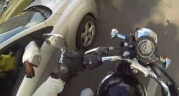 Motoqueira devolve lixo para motoristas à força