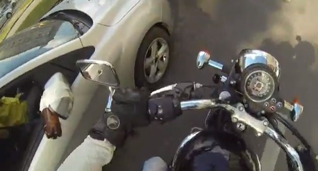 Motoqueira devolve lixo para motoristas à força