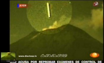 Objeto estranho é avistado entrando em vulcão em erupção