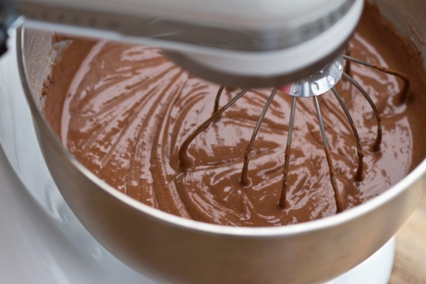 É mesmo perigoso comer massa de bolo crua?