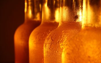 Afinal, por que a cerveja não vem em garrafa de plástico?