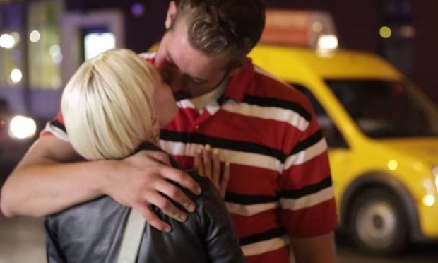 Mendigo galã evita dormir na rua ficando com uma mulher diferente a cada dia