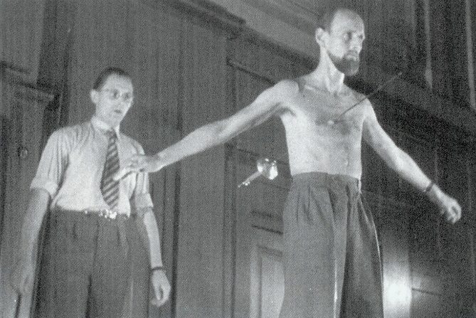 Conheça o homem que atravessava espadas no seu corpo sem se ferir