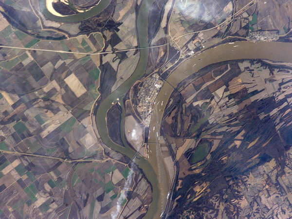 confluence-of-ohio-and-mississippi-rivers-at-cairo-il-usa