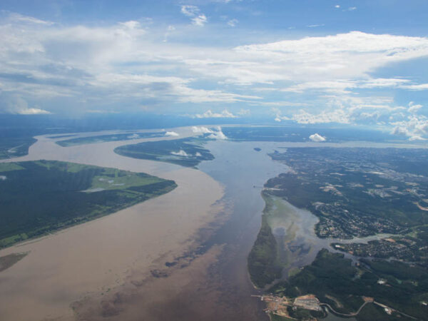 confluence-of-the-rio-negro-black-and-the-rio-solimoes-sandy-near-manaus-brazil