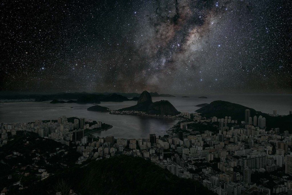 Como seria o céu noturno das grandes cidades sem luzes e sem poluição?