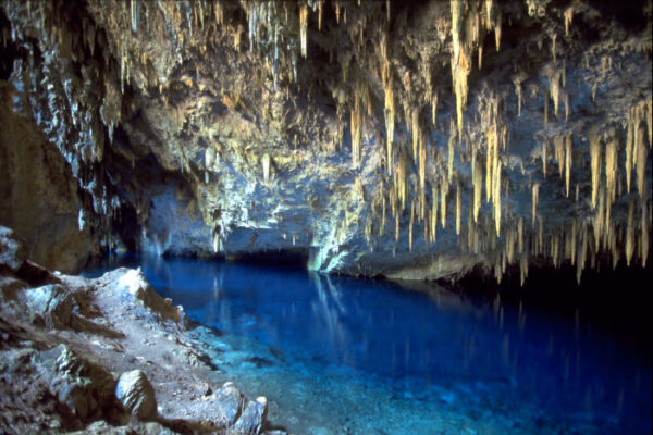 lugares-magicos-brasil-gruta-lagoa-azul