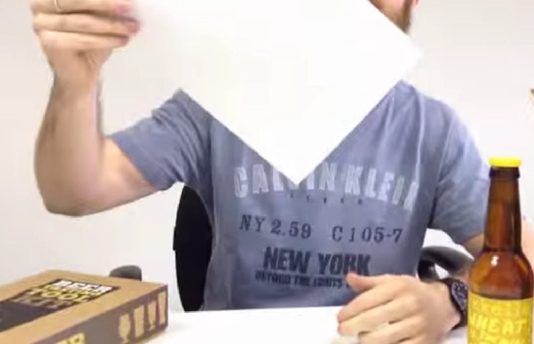 Aprenda a abrir garrafas de cerveja usando apenas uma folha de papel