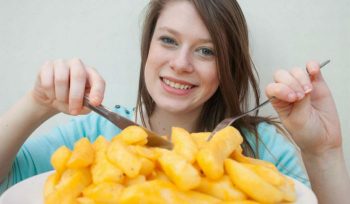 Conheça a britânica passou 15 anos comendo só batatas fritas!