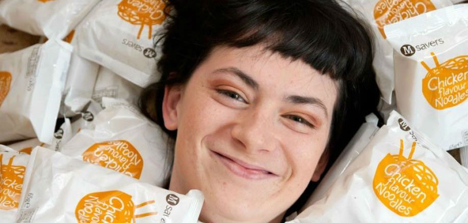 Conheça a britânica que, há 13 anos, só come macarrão instantâneo!