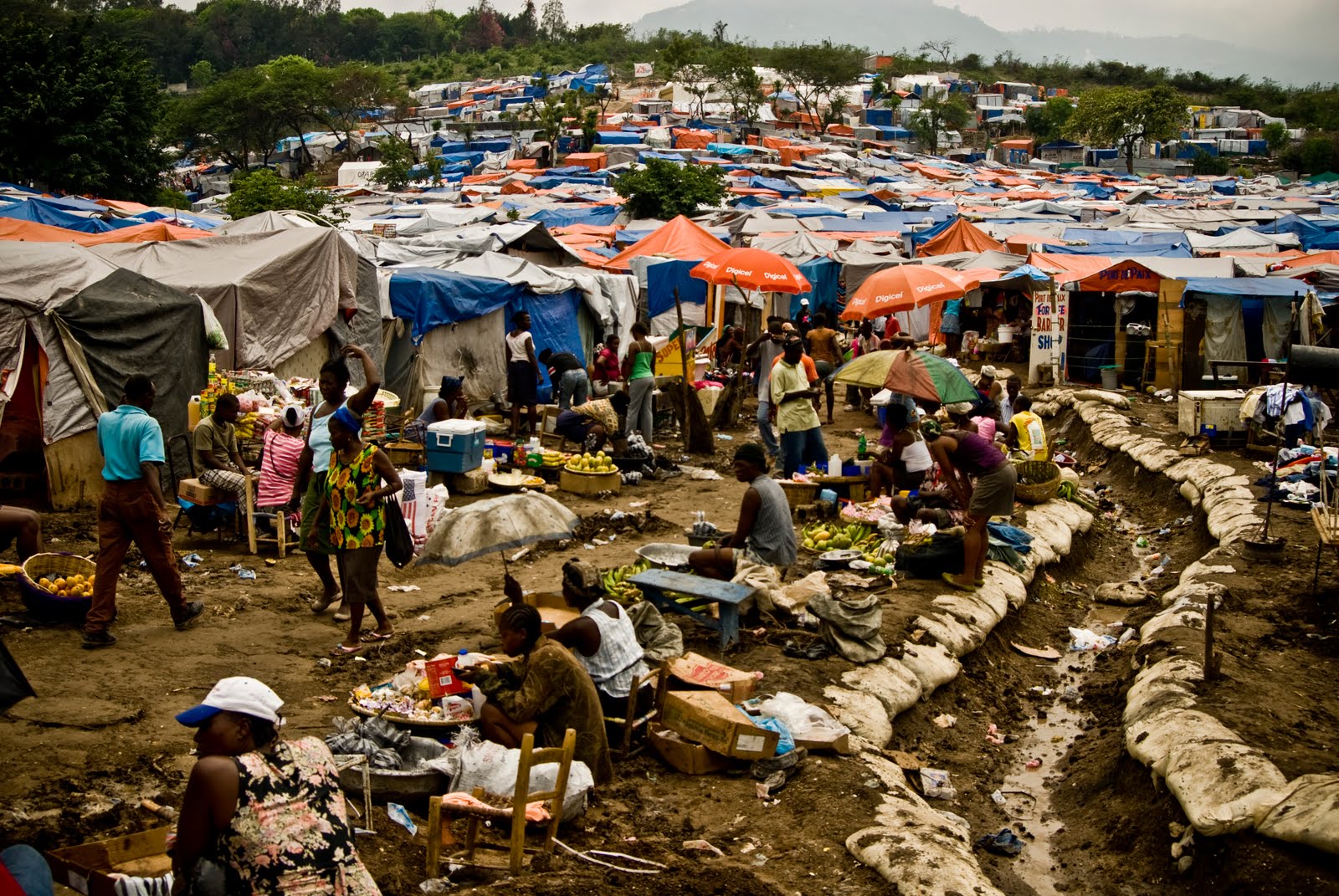 Самая бедная страна в мире 2024. Республика Гаити трущобы. Гаити фавелы. Казаль Гаити. Республика Гаити люди.