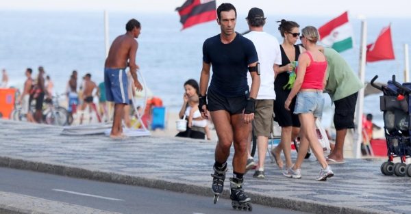 14fev2014---o-jornalista-cesar-tralli-foi-clicado-andando-de-patins-pela-orla-do-leblon-no-rio-de-janeiro-o-apresentador-do-sptv-mostrou-que-esta-com-as-pernas-saradas-durante-1392420074692_956x500