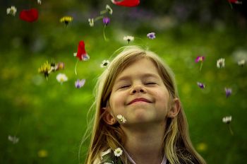 Conheça as 10 ruas mais mágicas do mundo cercadas por árvores e flores