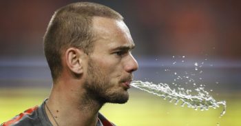 Por que os jogadores de futebol cospem tanto?