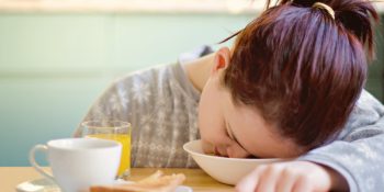 Por que ficamos com sono depois de comer?