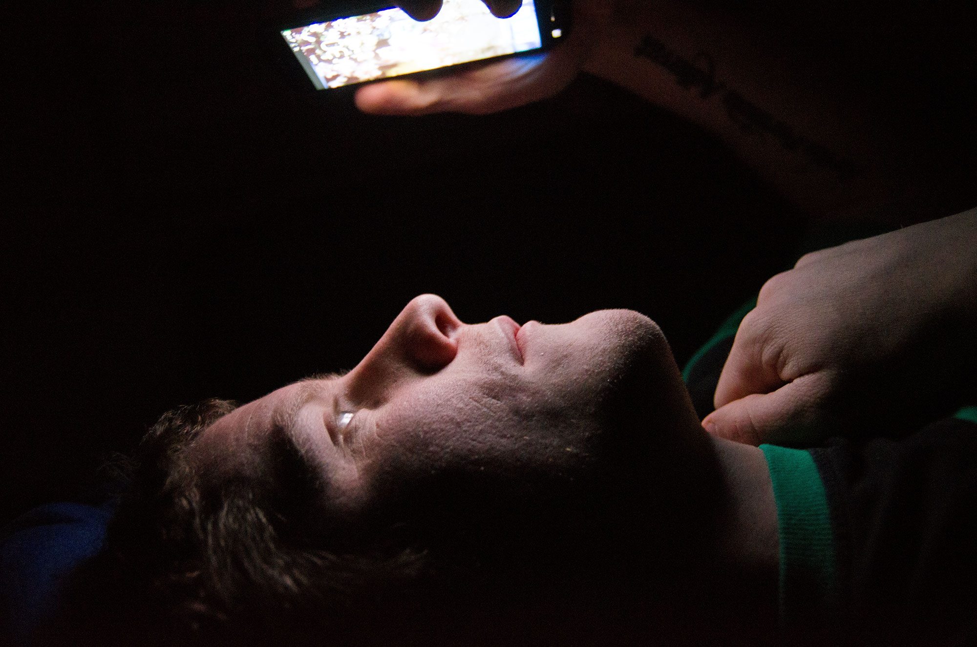 7 motivos pelos quais você NUNCA deveria deixar o celular no seu quarto