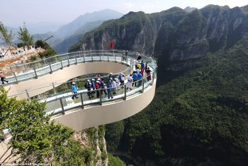A maior passarela de vidro suspensa do mundo vai dar calafrios em você