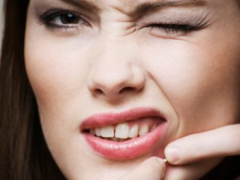 Dermatologista que filma a si mesma espremendo acne vira sensação na internet