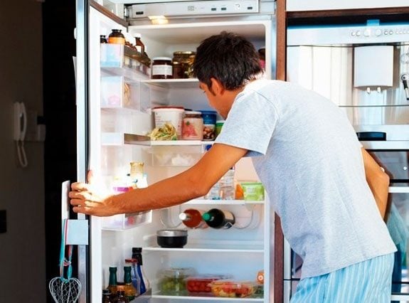 Você sabe por que a porta da geladeira é magnética?
