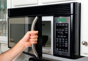 5 truques usando o micro-ondas que vão mudar sua vida