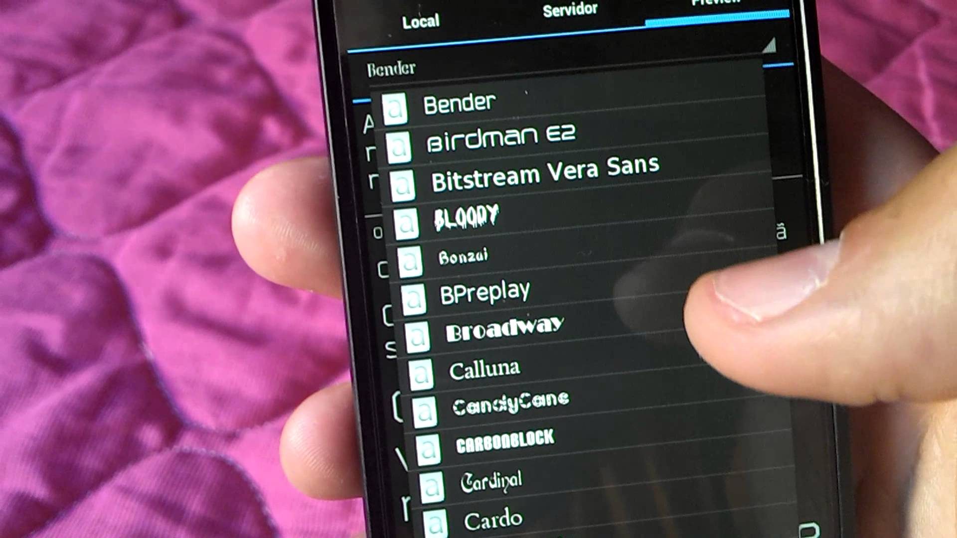 O que significam aquelas letras que ficam na barra de sinal do celular?