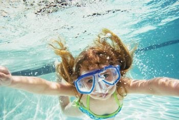 A culpa é do cloro? Saiba mais sobre os ”olhos vermelhos” após ficar muito tempo na piscina
