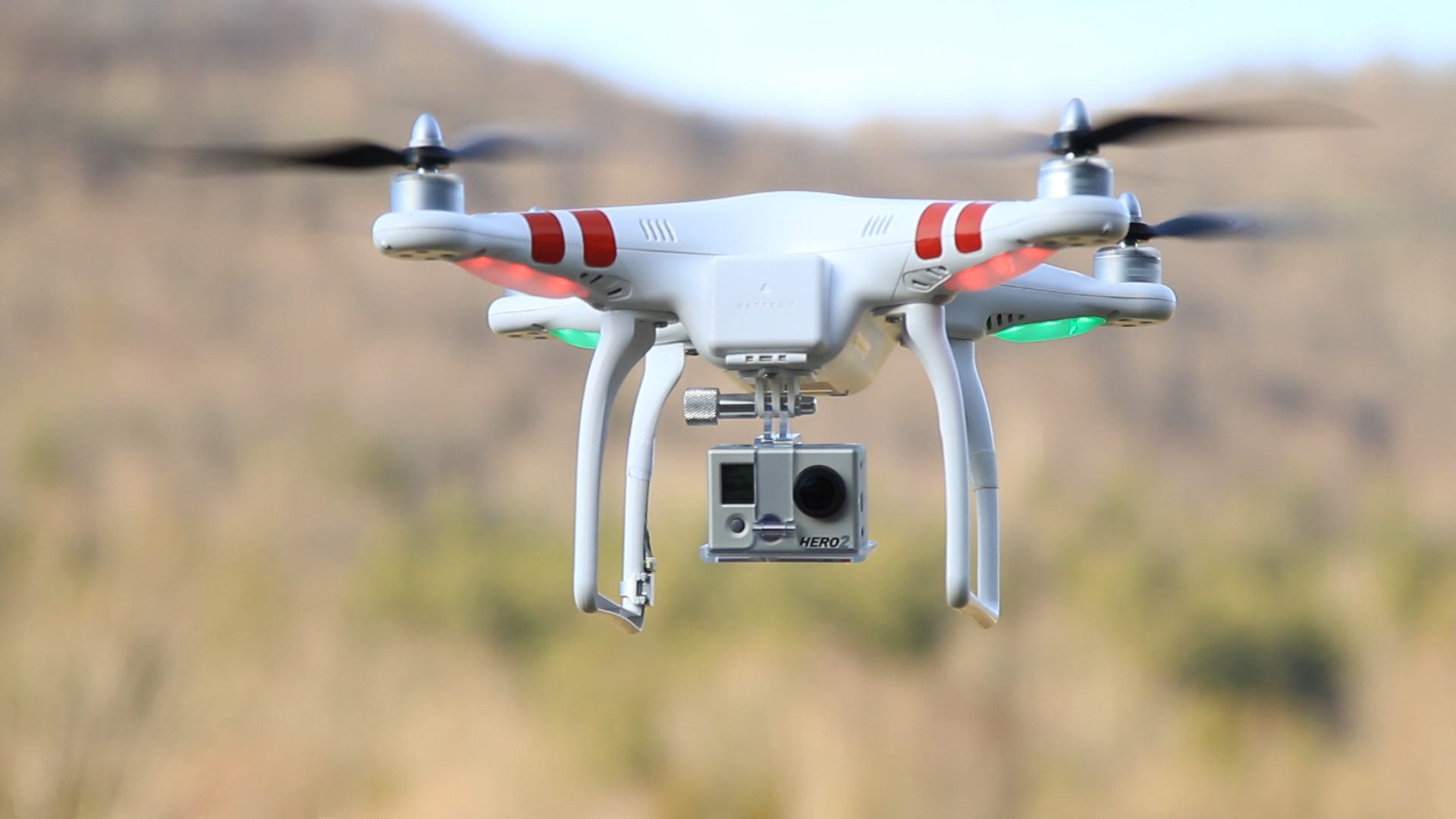 Veja o que acontece quando você tenta agarrar um drone no ar com as mãos