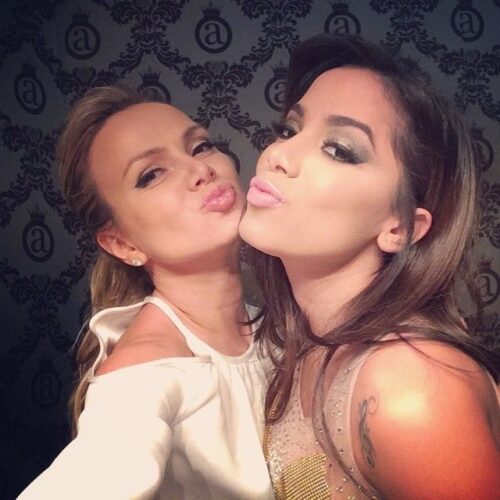 Eliana e Anitta fazem biquinho para selfie