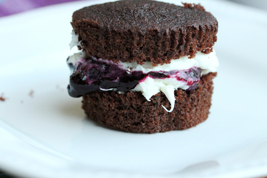 40-chocolate-blueberry-cupcake-sandwich