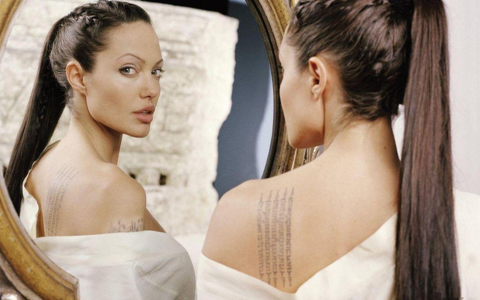 Angelina-Jolie-Front-Mirror-Wallpaper