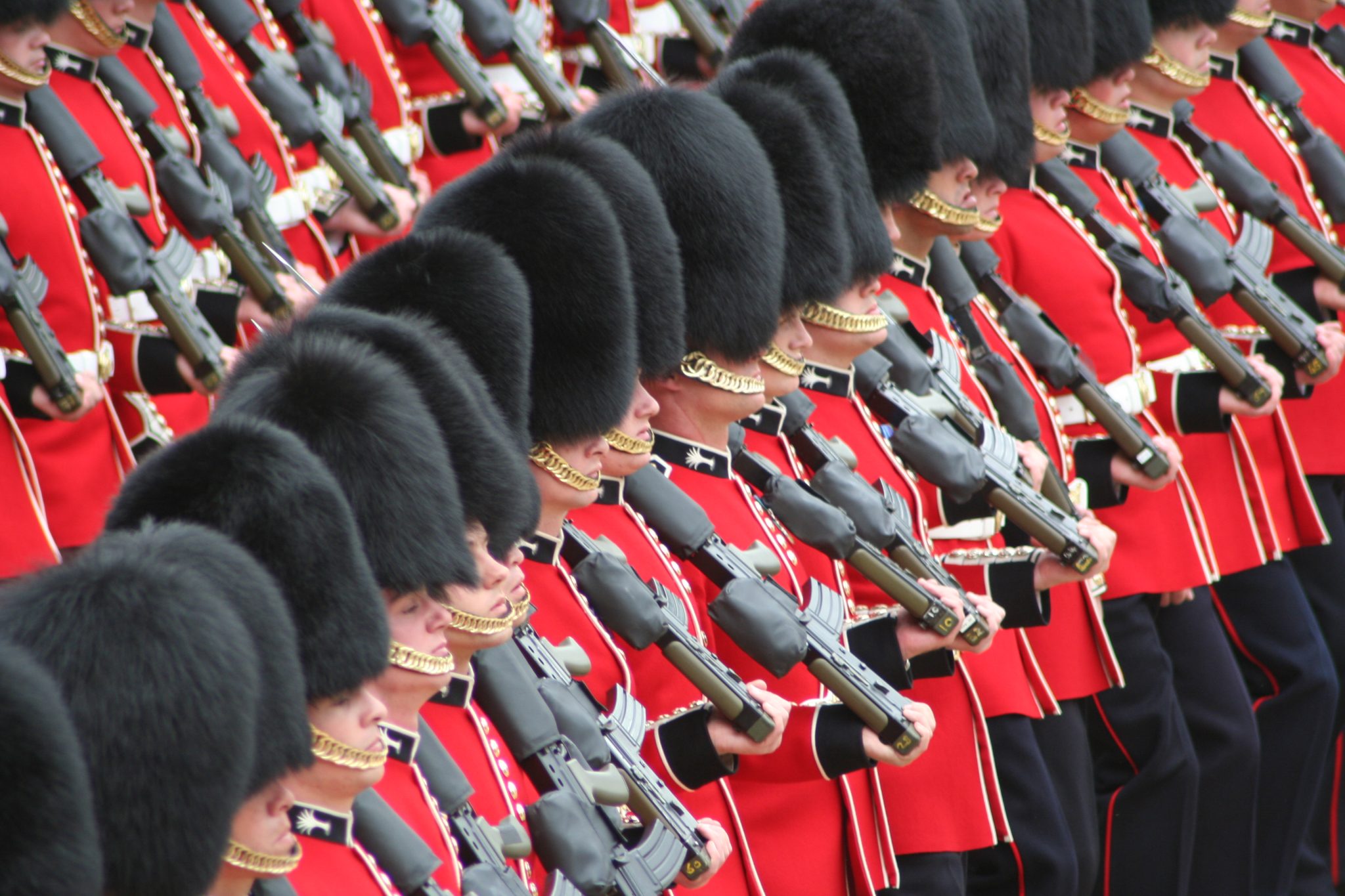 O que acontece se você mexer com um guarda real britânico? Fatos Desconhecidos